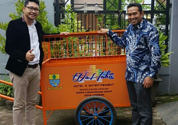 Dukung Program Pemda Tentang Kebersihan Lingkungan, Wa Haha Bagikan Gerobak Sampah